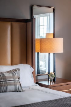 Suite, 1 King Bed, Corner