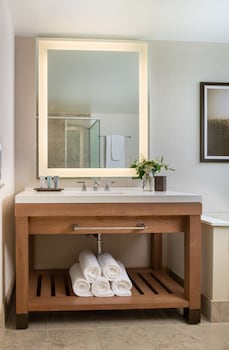 Suite, 1 King Bed, Corner