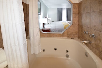 Suite, 1 King Bed, Non Smoking, Jetted Tub
