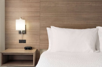 Standard Room, 1 King Bed, Non Smoking, Kitchenette (Larger Room)