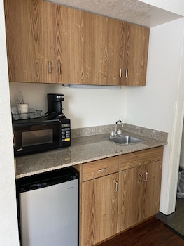 Deluxe Studio Suite, 1 King Bed, Non Smoking (1st Floor)