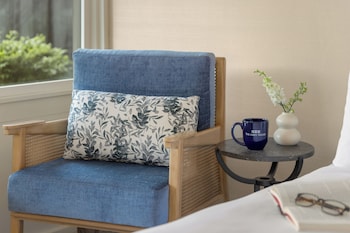 Room, 2 Queen Beds, Accessible, Pool View