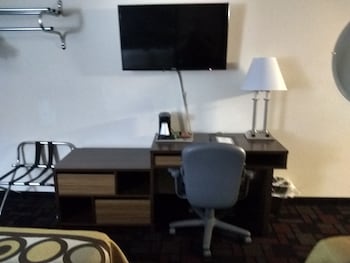 1 King Bed, Deluxe Studio Suite, Jetted Tub, Non-Smoking