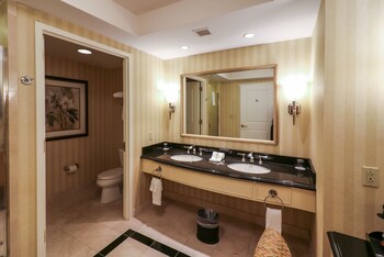 Premier Room, 1 King Bed, Smoking