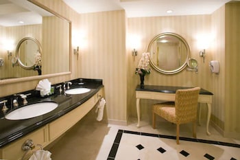 Premier Room, 1 King Bed, Smoking