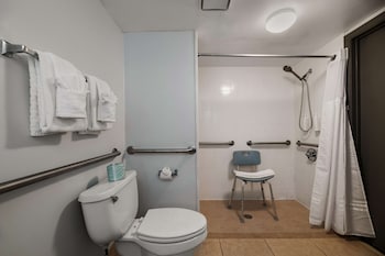 Standard Room, 1 Queen Bed, Accessible, Non Smoking (1st Floor)