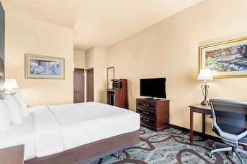 Standard Room, 1 King Bed, Accessible, Bathtub