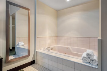Standard Room, 1 King Bed, Non Smoking, Jetted Tub