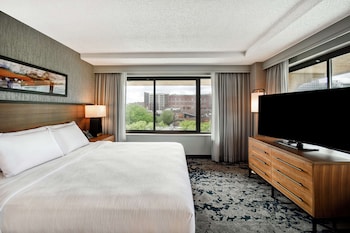 Suite, 1 King Bed, Non Smoking, Corner