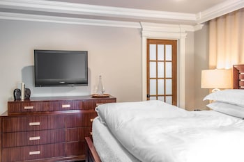 Standard Room, 1 King Bed, Non Smoking (Shower Only)