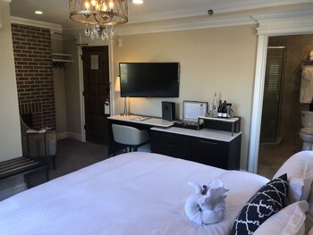 Standard Room, 1 King Bed, Non Smoking (Shower Only)