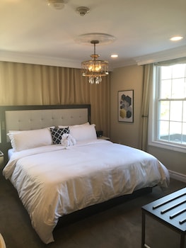 Standard Room, 1 King Bed, Non Smoking (Shower Only)
