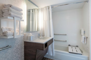 Room, 2 Queen Beds, Accessible, Bathtub (Hearing)