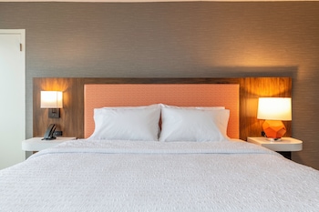 Suite, 1 King Bed, Refrigerator & Microwave (Wet bar)