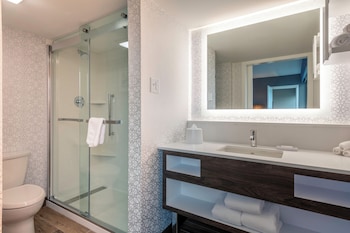 Room, 1 King Bed, Refrigerator