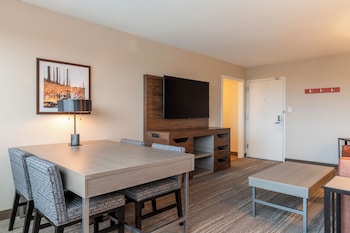 Suite, 1 King Bed, Refrigerator & Microwave (Wet bar)