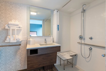 Room, 2 Queen Beds, Accessible (Roll-In Shower)
