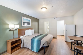 Studio, 1 Queen Bed, Non Smoking (Larger Room)