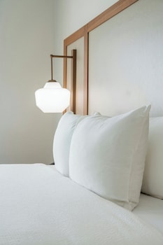Studio, 1 King Bed with Sofa bed (Hearing Accessible)