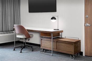 Suite, 1 Bedroom (Mobility/Hearing Access, Roll-in Shwr)