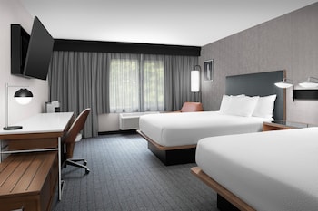 Room, 2 Queen Beds (Mobility/Hearing Access, Roll-in Shwr)