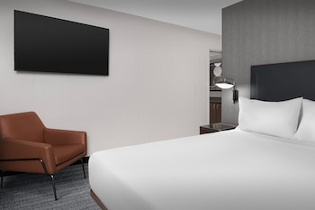 Suite, 1 Bedroom (Mobility/Hearing Access, Roll-in Shwr)