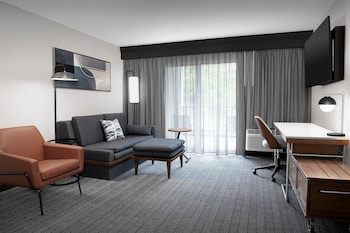 Suite, 1 Bedroom (Mobility/Hearing Access, Roll-in Shwr)
