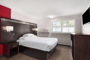 Room, 1 Queen Bed, Accessible, Non Smoking (Mobility/Hearing, Tub w/ Grab Bars)