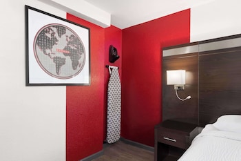 Room, 1 Queen Bed, Accessible, Non Smoking (Mobility/Hearing, Tub w/ Grab Bars)