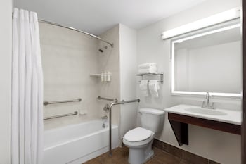 Room, 1 Queen Bed, Accessible, Non Smoking (Mobility/Hearing, Tub w/ Grab Bars)