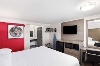 Room, 1 King Bed, Non Smoking (Pet-friendly)