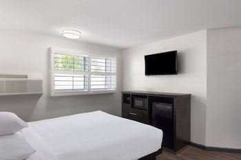 Room, 1 Queen Bed, Accessible, Non Smoking (Mobility/Hearing, Tub w/ Grab Bars)