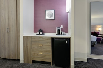 Standard Room, 1 Queen Bed, Accessible (Mobility, Roll Shwr)
