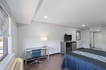 Deluxe Room, 1 King Bed, Non Smoking, Microwave