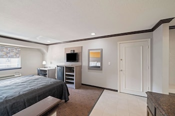 Room, 1 King Bed, Non Smoking, Kitchenette