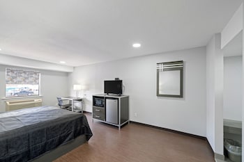 Deluxe Room, 1 King Bed, Non Smoking, Microwave