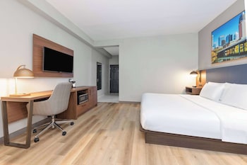 Room, 1 King Bed, Accessible, Non Smoking (Roll-In Shower)