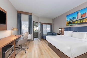 Room, 1 King Bed, Non Smoking, Courtyard Area