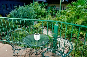 2 Queen Garden