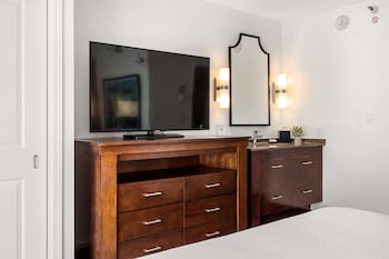 Suite, 1 Queen Bed, Accessible, Bathtub