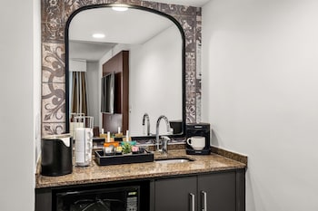Suite, 1 Queen Bed, Accessible, Bathtub