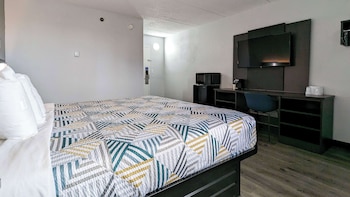Deluxe Room, 1 King Bed, Non Smoking, Refrigerator & Microwave