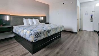 Deluxe Room, 1 King Bed, Non Smoking, Refrigerator & Microwave