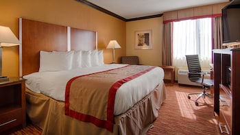 Standard Room, 1 King Bed, Accessible, Refrigerator & Microwave (Walk-in Shower)