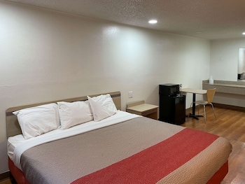 Deluxe Room, 1 King Bed, Smoking, Refrigerator & Microwave