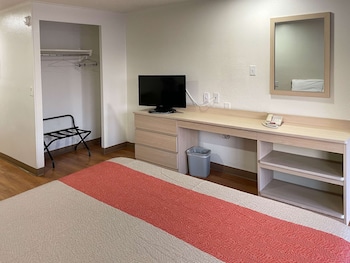 Deluxe Room, 1 King Bed, Smoking, Refrigerator & Microwave