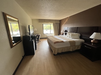 Standard Room, 1 King Bed, Jetted Tub