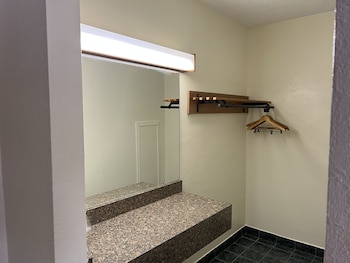 Standard Room, 1 King Bed, Jetted Tub