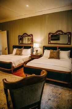 Family Single Room, 2 Queen Beds