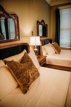 Family Single Room, 2 Queen Beds